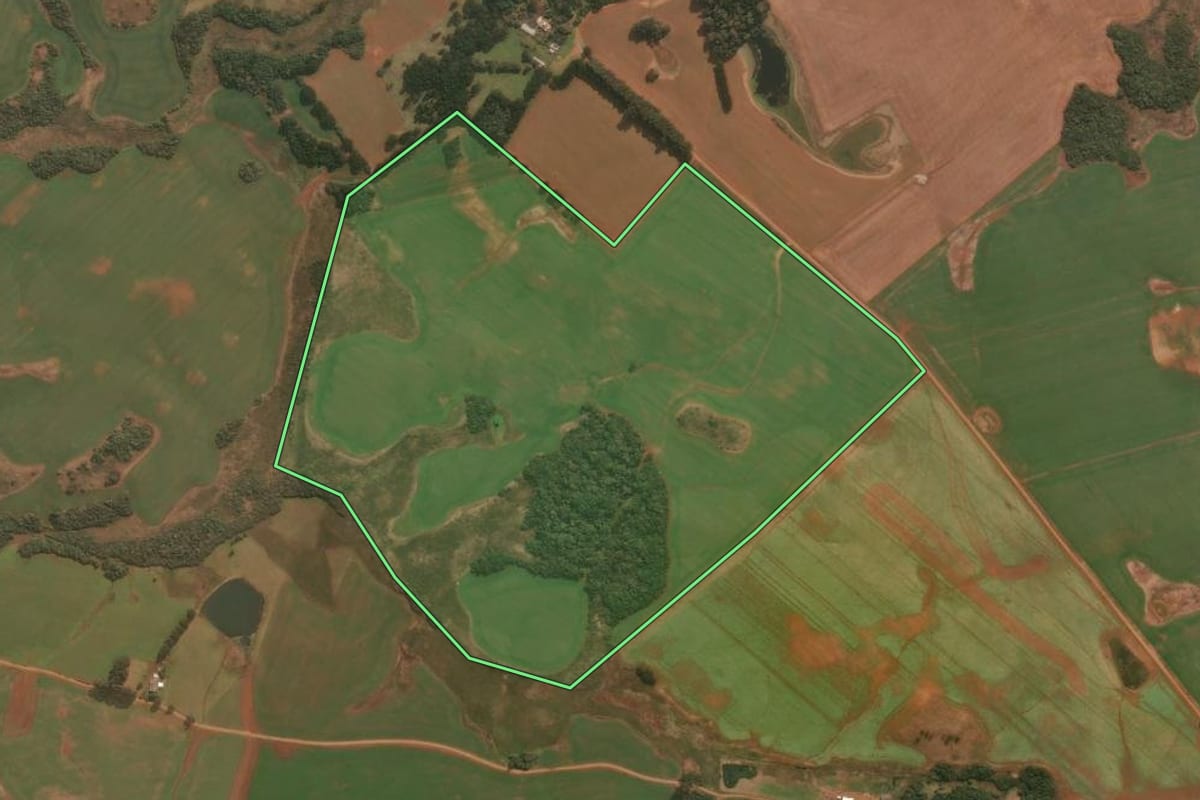 Imagem de satélite do imóvel rural em Esmeralda (RS), com o contorno declarado no CAR desenhado por cima.