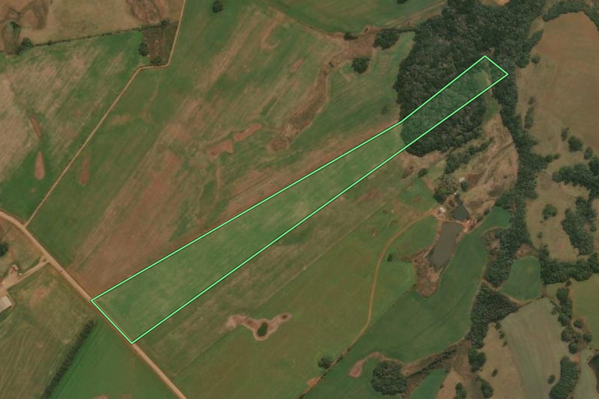 Imagem de satélite do imóvel rural em Esmeralda (RS), com o contorno declarado no CAR desenhado por cima.
