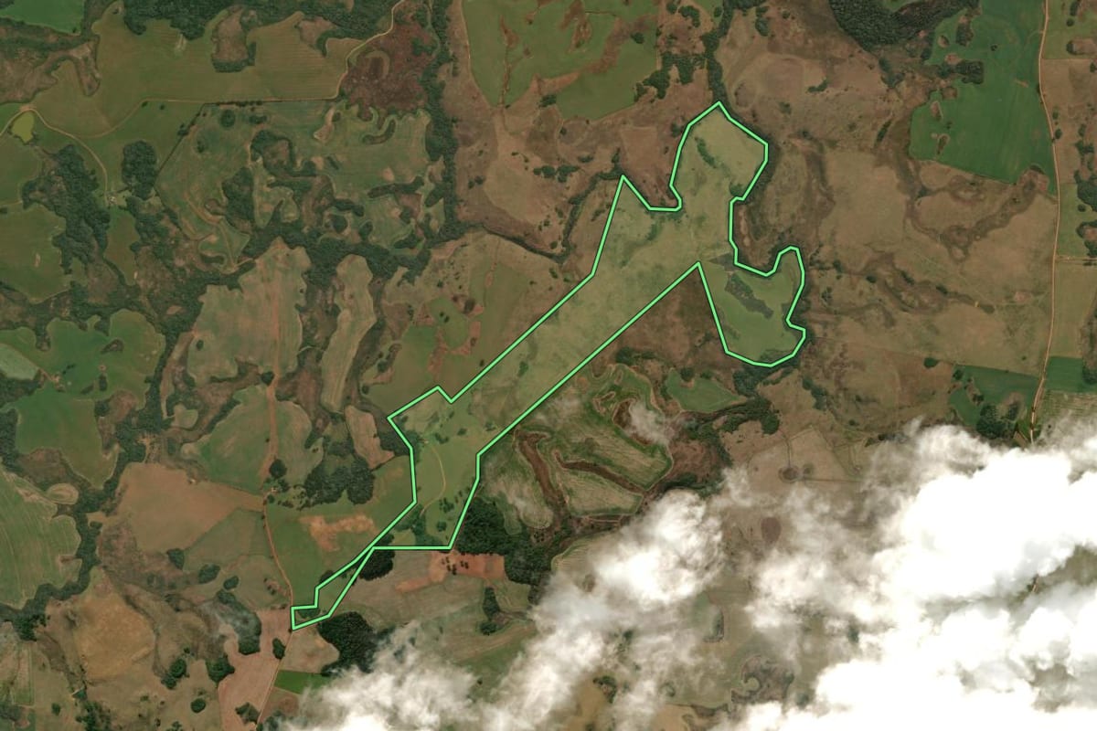Imagem de satélite do imóvel rural em Esmeralda (RS), com o contorno declarado no CAR desenhado por cima.