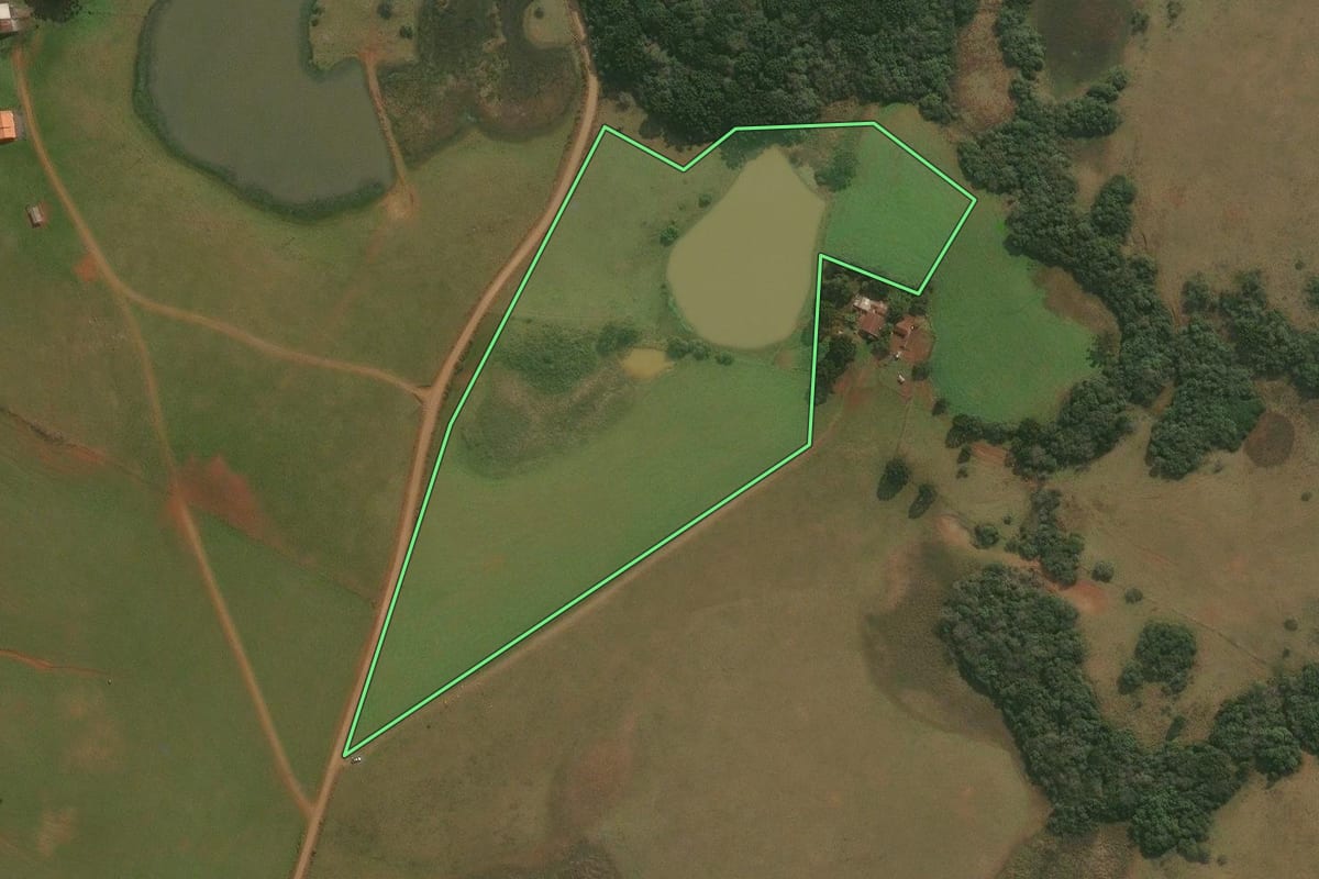 Imagem de satélite do imóvel rural em Esmeralda (RS), com o contorno declarado no CAR desenhado por cima.