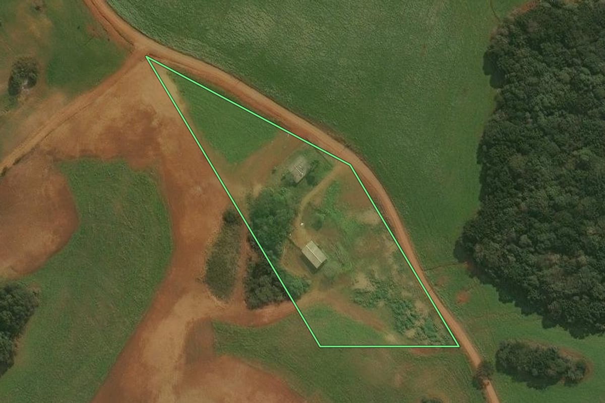 Imagem de satélite do imóvel rural em Esmeralda (RS), com o contorno declarado no CAR desenhado por cima.