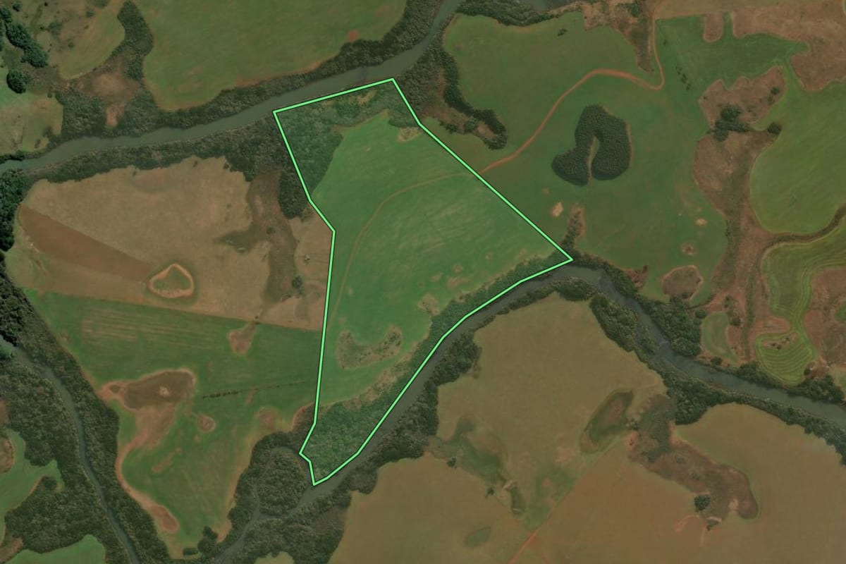 Imagem de satélite do imóvel rural em Esmeralda (RS), com o contorno declarado no CAR desenhado por cima.