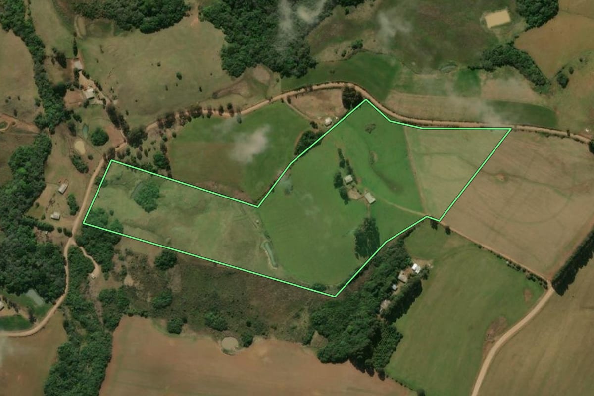 Imagem de satélite do imóvel rural em Esmeralda (RS), com o contorno declarado no CAR desenhado por cima.