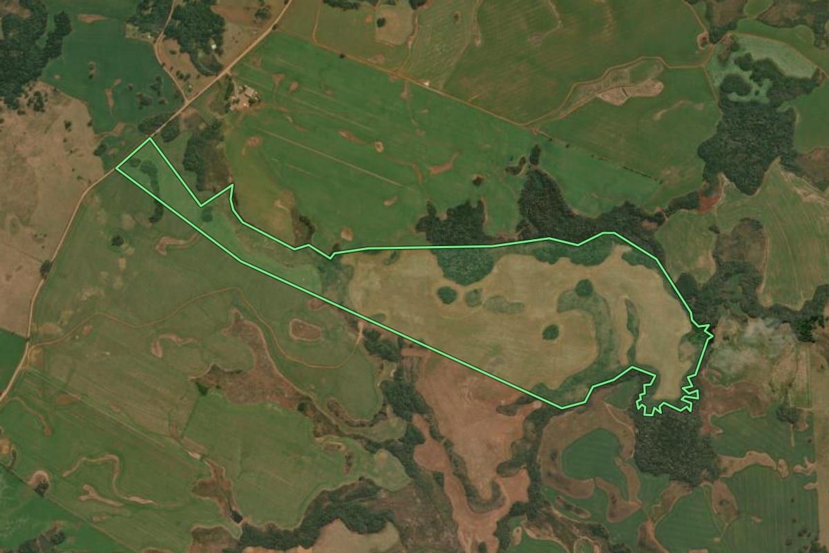 Imagem de satélite do imóvel rural em Esmeralda (RS), com o contorno declarado no CAR desenhado por cima.