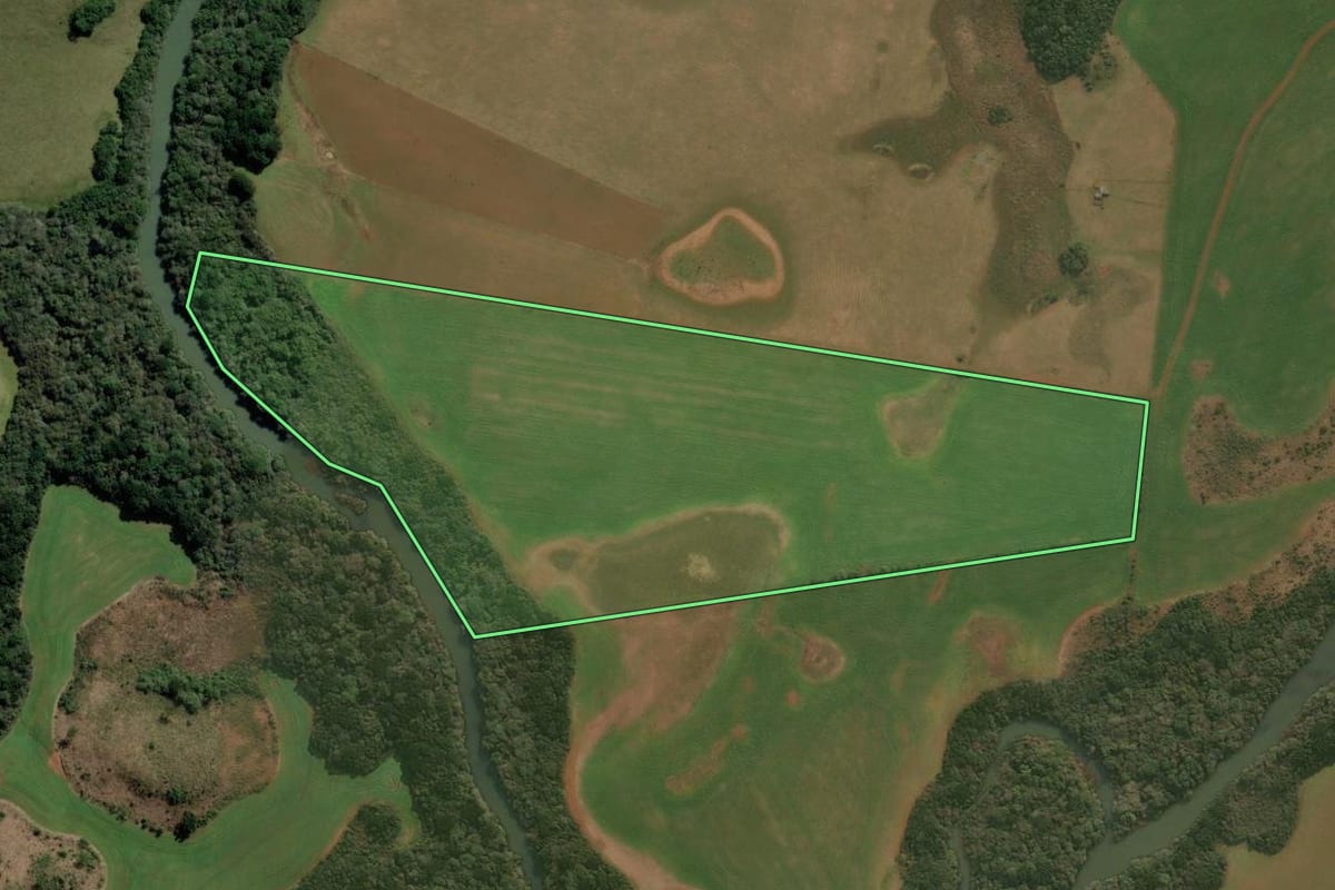 Imagem de satélite do imóvel rural em Esmeralda (RS), com o contorno declarado no CAR desenhado por cima.