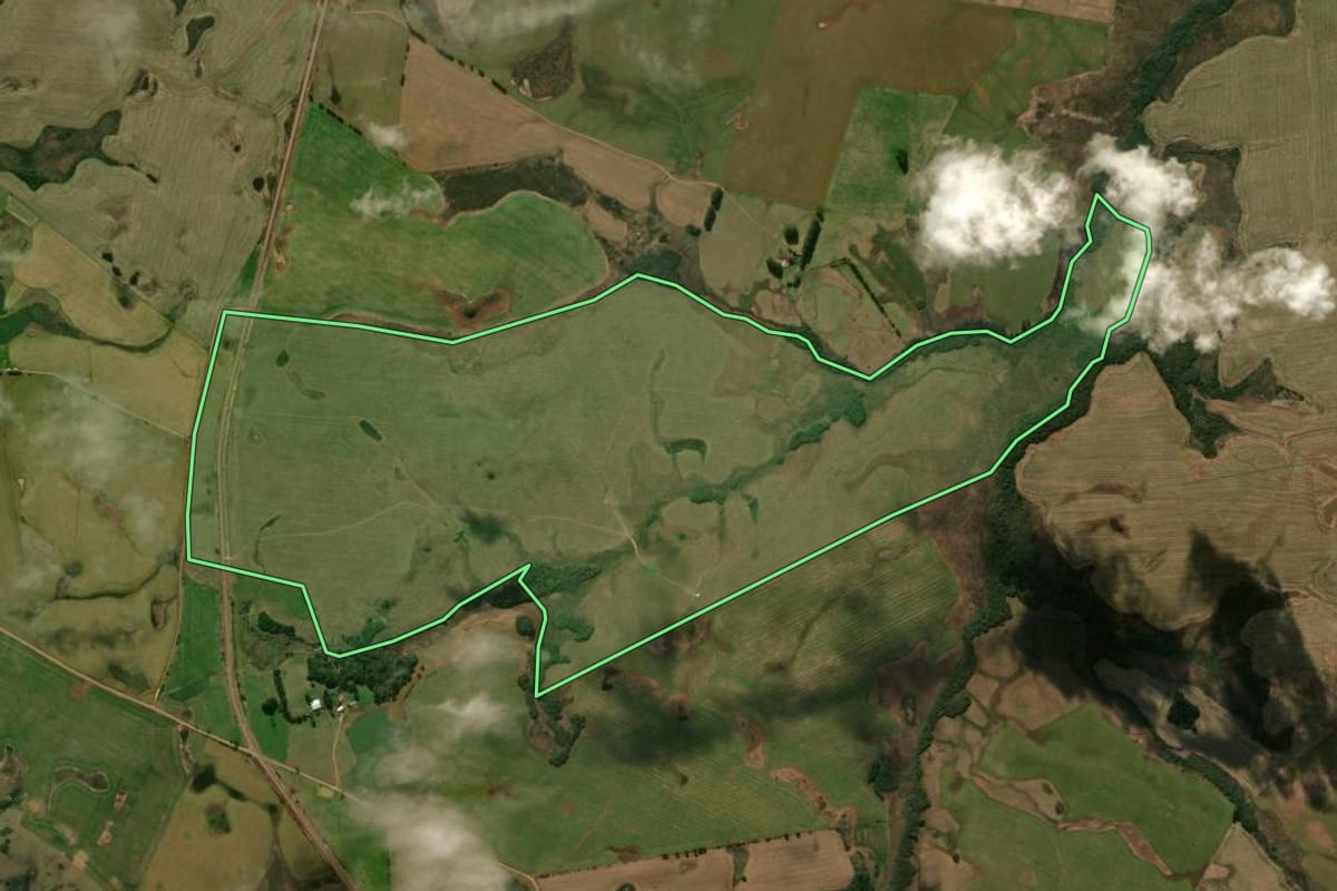 Imagem de satélite do imóvel rural em Esmeralda (RS), com o contorno declarado no CAR desenhado por cima.