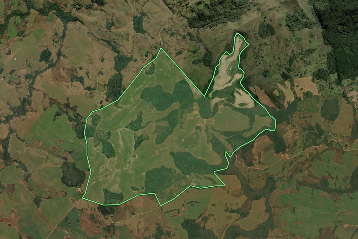 Imagem de satélite do imóvel rural em Esmeralda (RS), com o contorno declarado no CAR desenhado por cima.