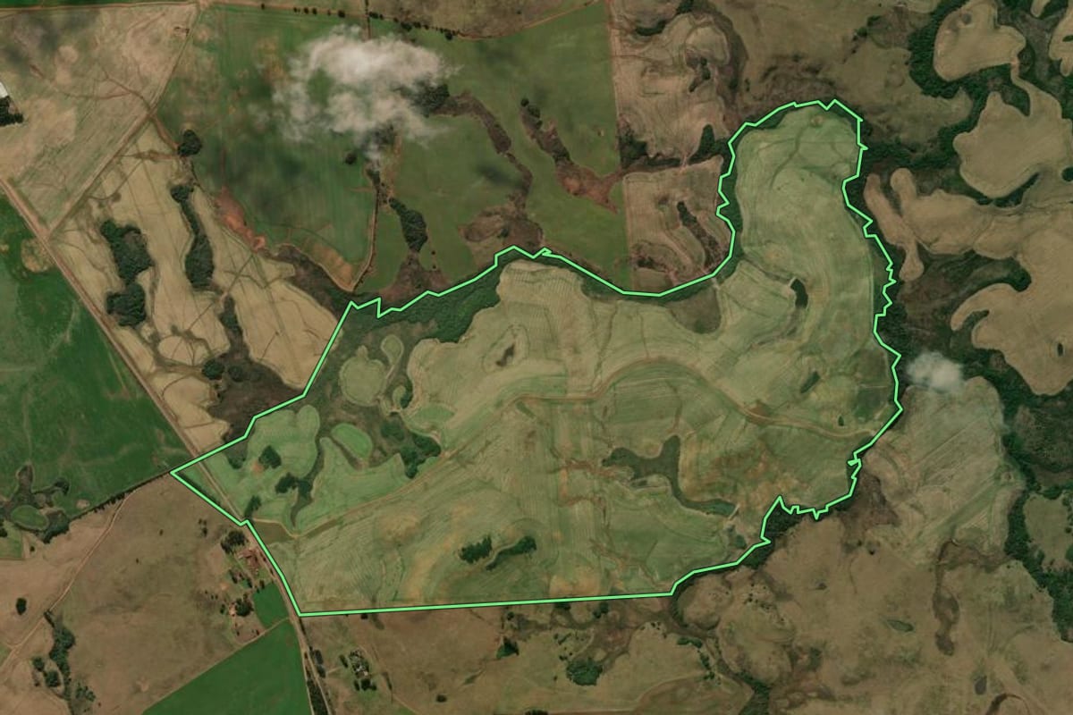 Imagem de satélite do imóvel rural em Esmeralda (RS), com o contorno declarado no CAR desenhado por cima.