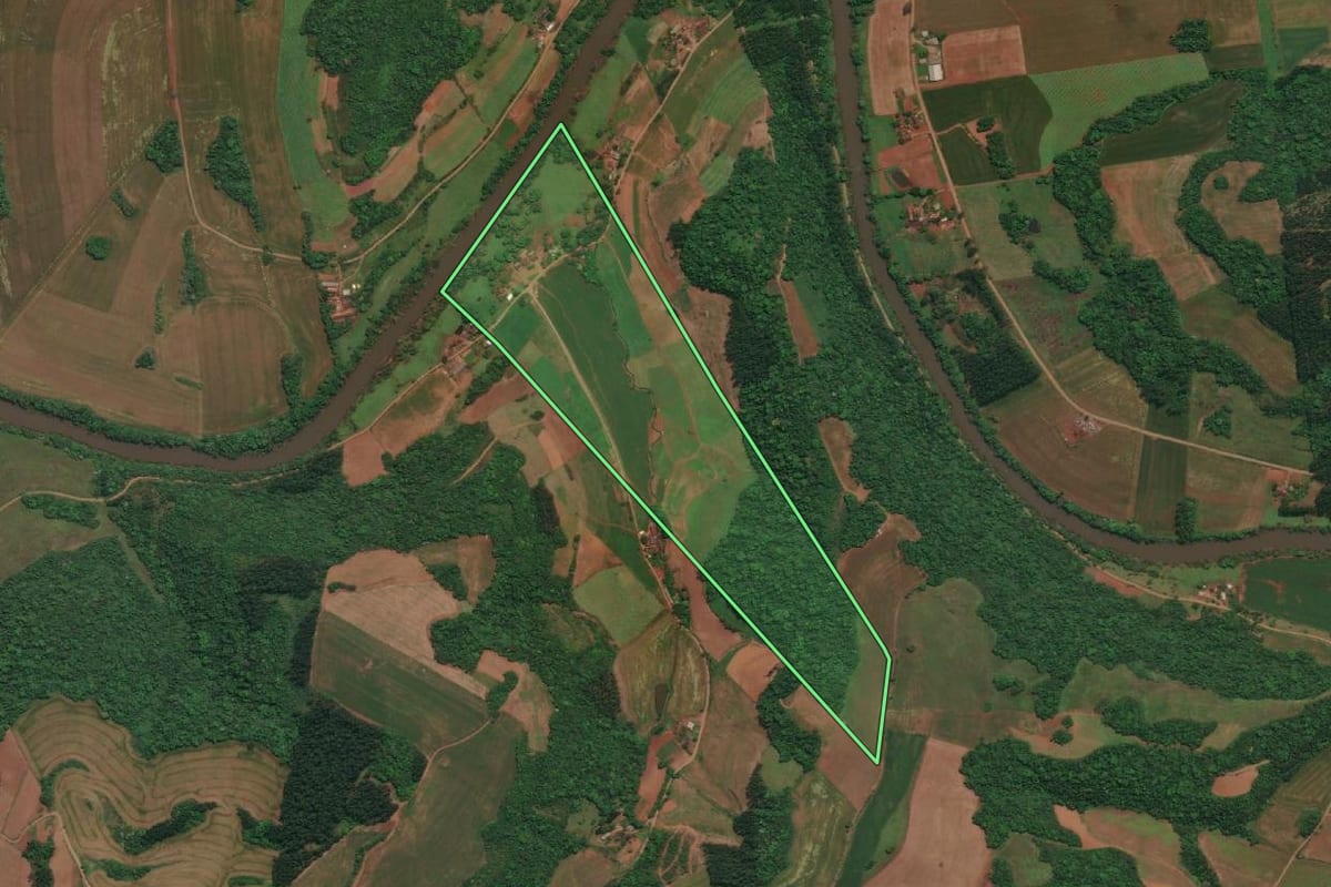 Imagem de satélite do imóvel rural em Esperança do Sul (RS), com o contorno declarado no CAR desenhado por cima.