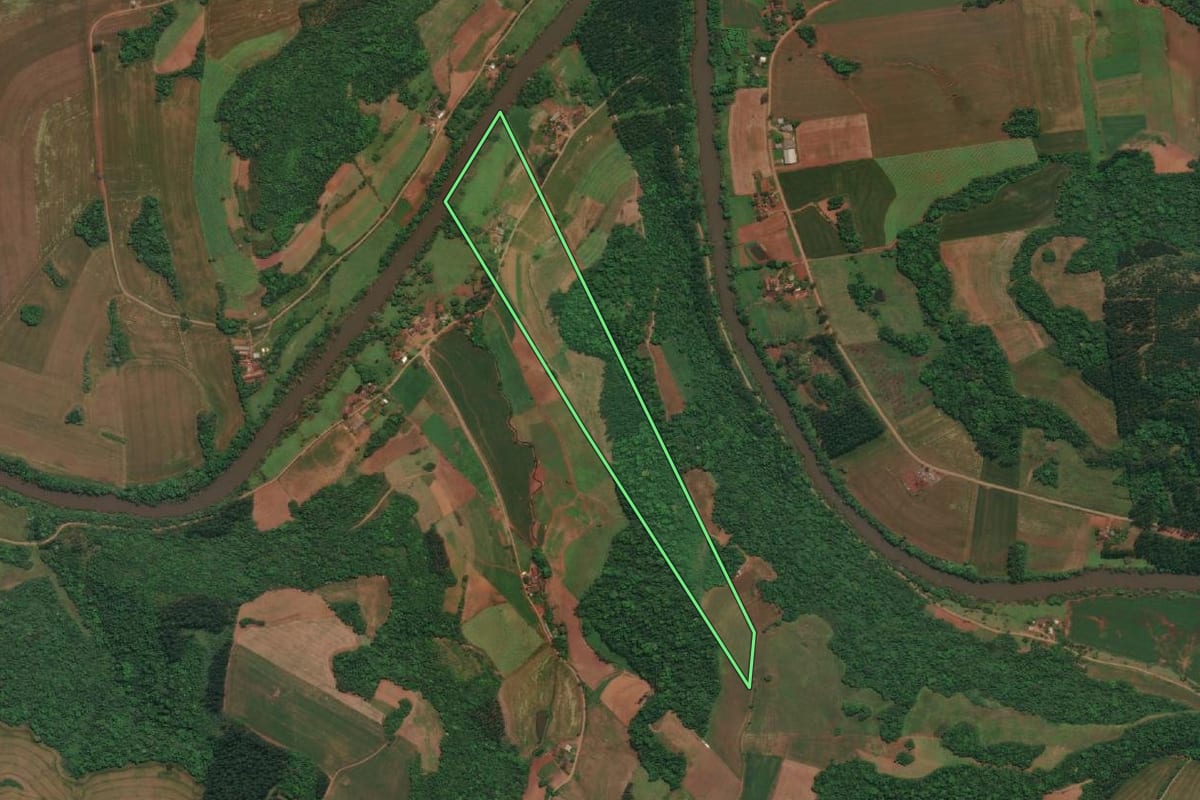 Imagem de satélite do imóvel rural em Esperança do Sul (RS), com o contorno declarado no CAR desenhado por cima.
