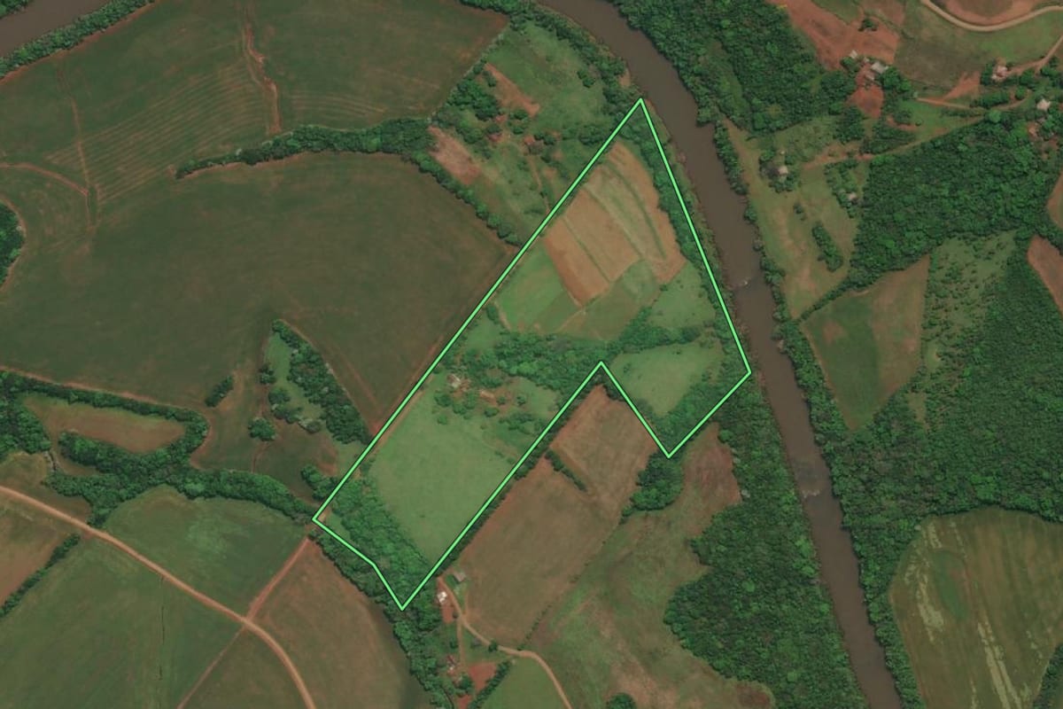 Imagem de satélite do imóvel rural em Esperança do Sul (RS), com o contorno declarado no CAR desenhado por cima.
