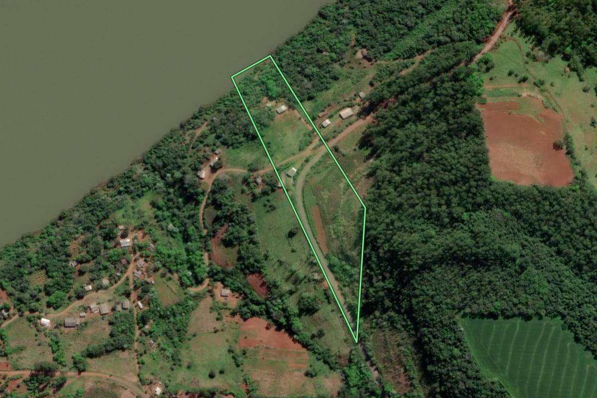 Imagem de satélite do imóvel rural em Esperança do Sul (RS), com o contorno declarado no CAR desenhado por cima.