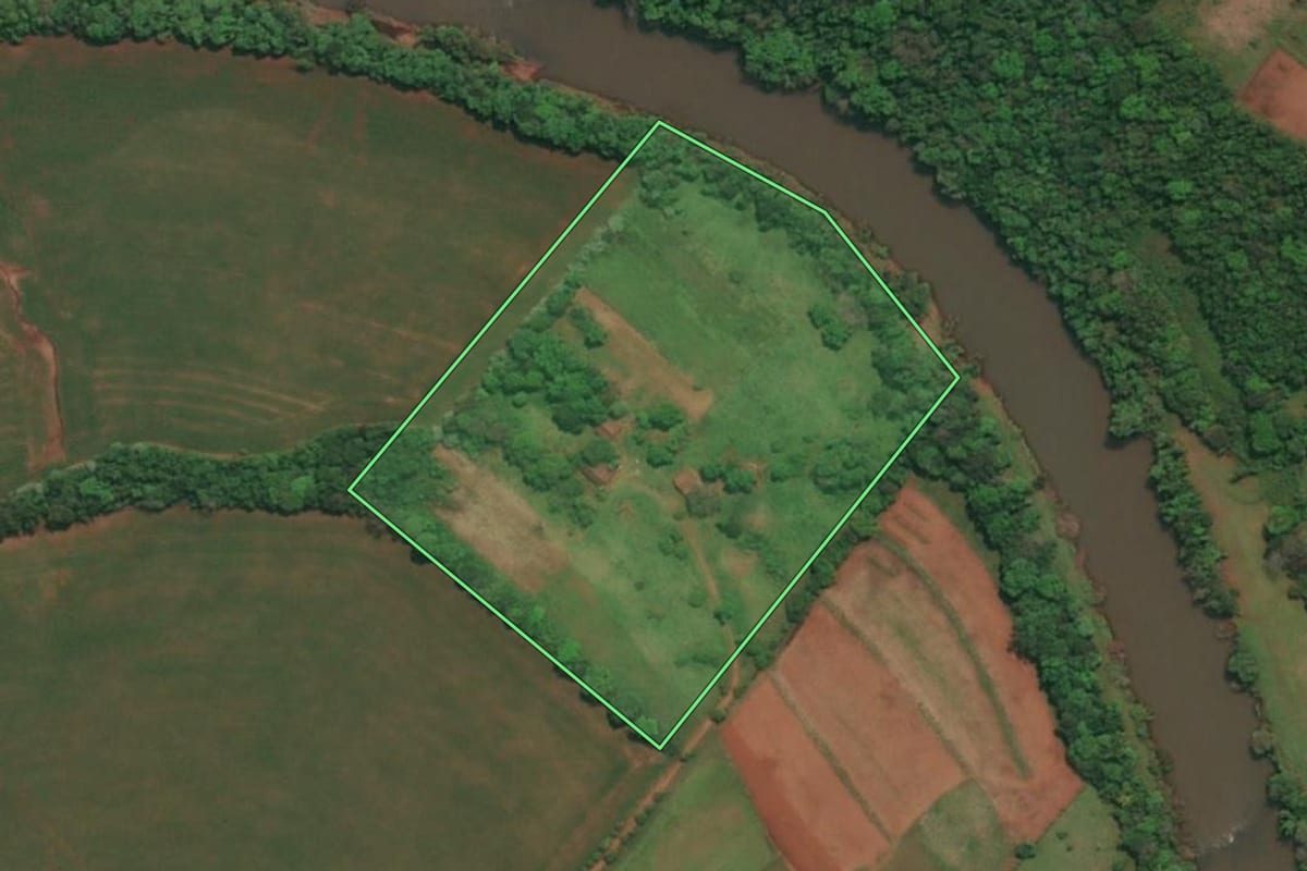 Imagem de satélite do imóvel rural em Esperança do Sul (RS), com o contorno declarado no CAR desenhado por cima.