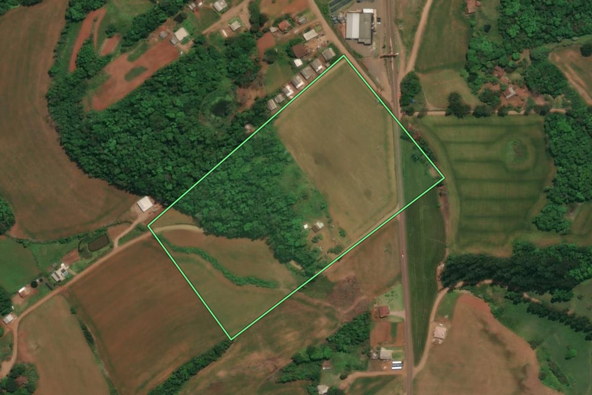 Imagem de satélite do imóvel rural em Esperança do Sul (RS), com o contorno declarado no CAR desenhado por cima.