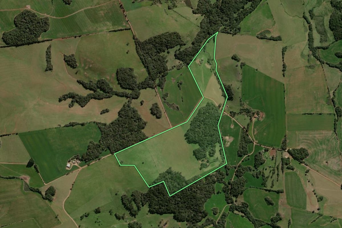 Imagem de satélite do imóvel rural em Espumoso (RS), com o contorno declarado no CAR desenhado por cima.