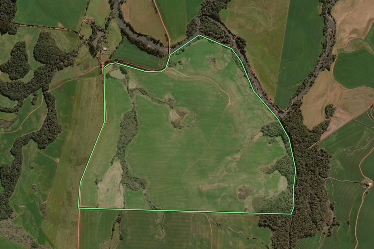 Imagem de satélite do imóvel rural em Espumoso (RS), com o contorno declarado no CAR desenhado por cima.