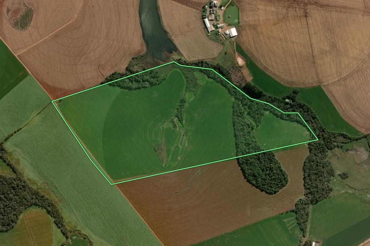 Imagem de satélite do imóvel rural em Espumoso (RS), com o contorno declarado no CAR desenhado por cima.