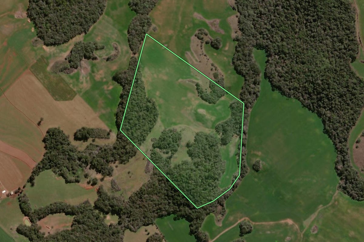 Imagem de satélite do imóvel rural em Espumoso (RS), com o contorno declarado no CAR desenhado por cima.