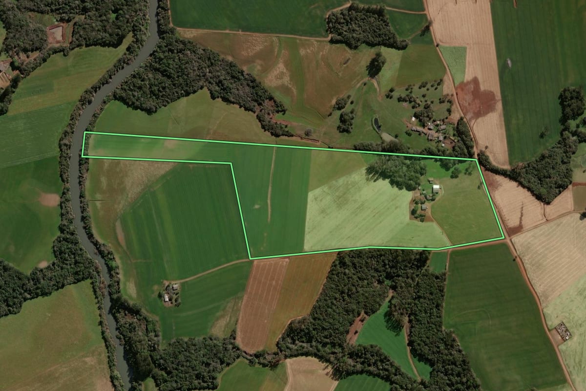 Imagem de satélite do imóvel rural em Espumoso (RS), com o contorno declarado no CAR desenhado por cima.