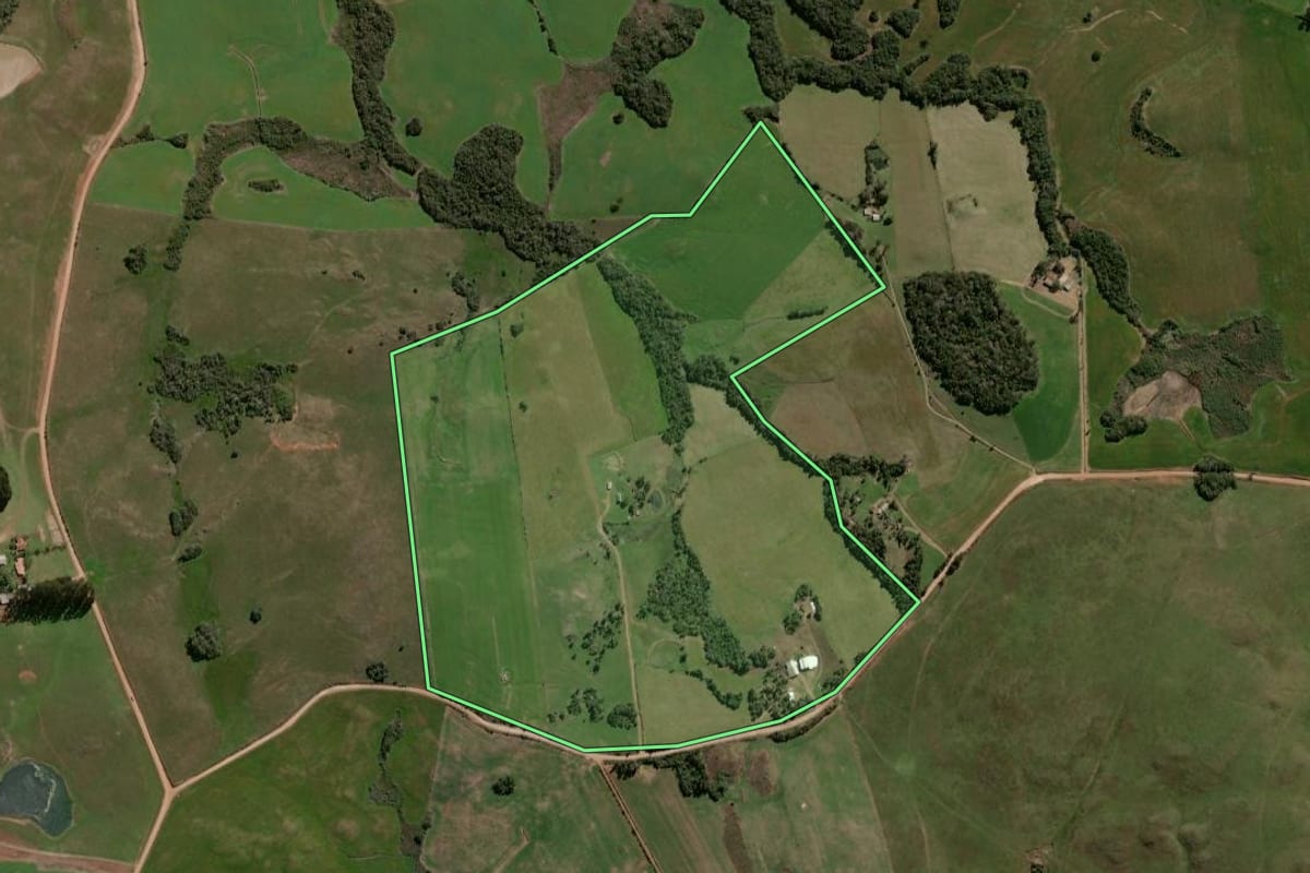 Imagem de satélite do imóvel rural em Espumoso (RS), com o contorno declarado no CAR desenhado por cima.