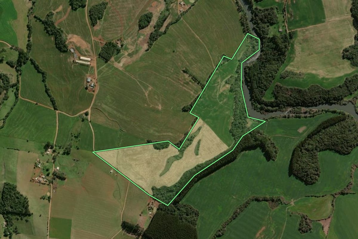 Imagem de satélite do imóvel rural em Espumoso (RS), com o contorno declarado no CAR desenhado por cima.