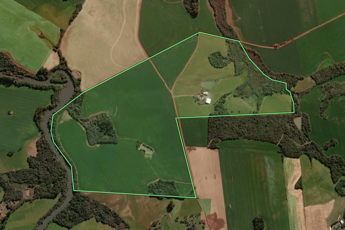 Imagem de satélite do imóvel rural em Espumoso (RS), com o contorno declarado no CAR desenhado por cima.