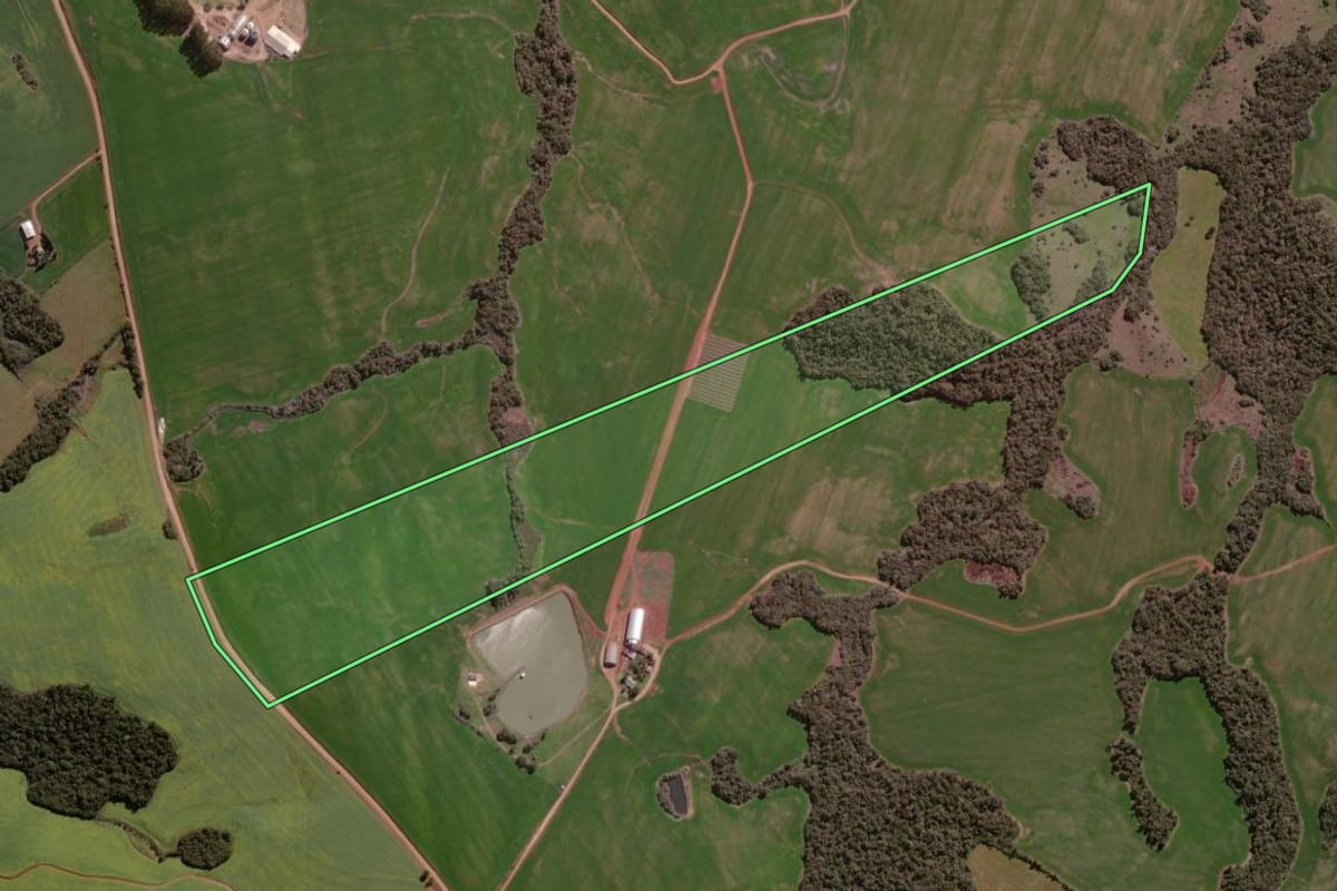Imagem de satélite do imóvel rural em Espumoso (RS), com o contorno declarado no CAR desenhado por cima.