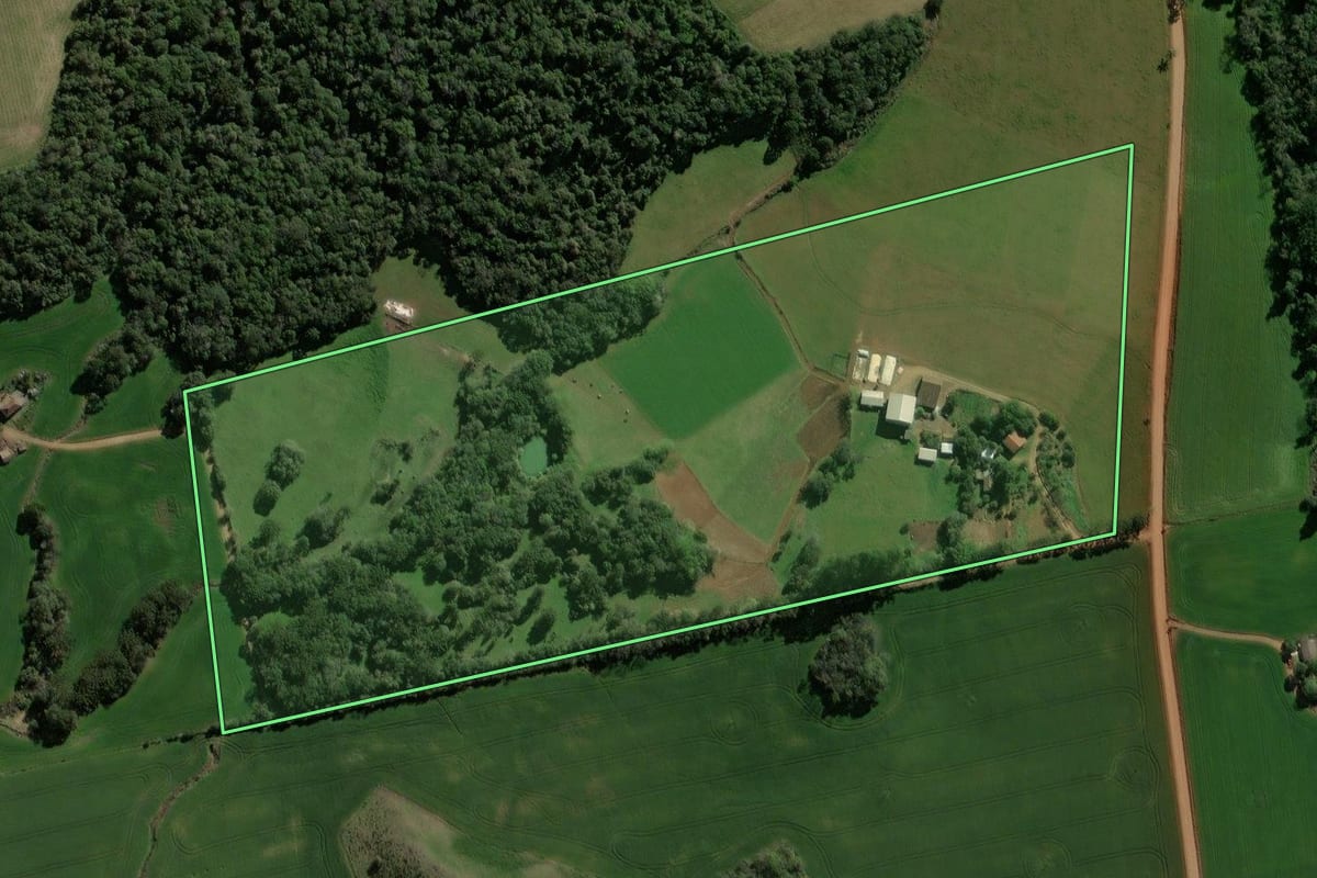 Imagem de satélite do imóvel rural em Espumoso (RS), com o contorno declarado no CAR desenhado por cima.
