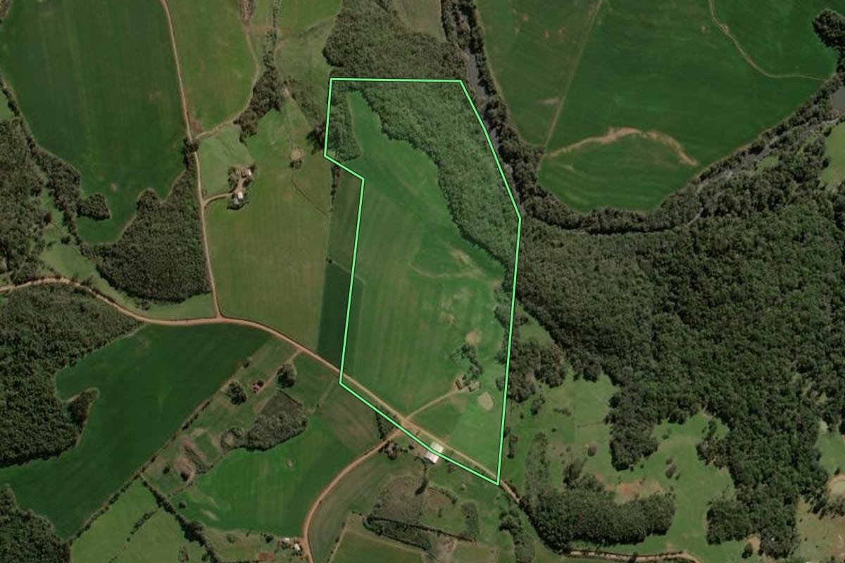 Imagem de satélite do imóvel rural em Espumoso (RS), com o contorno declarado no CAR desenhado por cima.