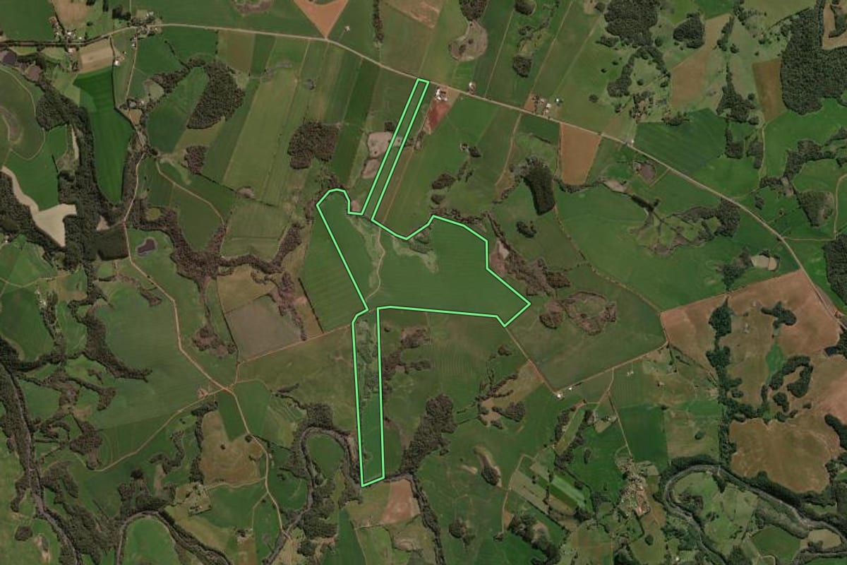 Imagem de satélite do imóvel rural em Espumoso (RS), com o contorno declarado no CAR desenhado por cima.