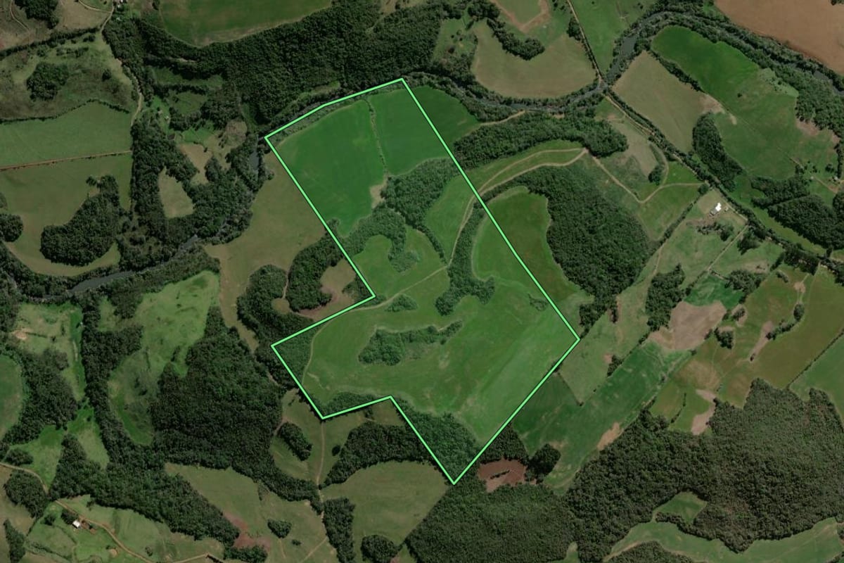 Imagem de satélite do imóvel rural em Espumoso (RS), com o contorno declarado no CAR desenhado por cima.