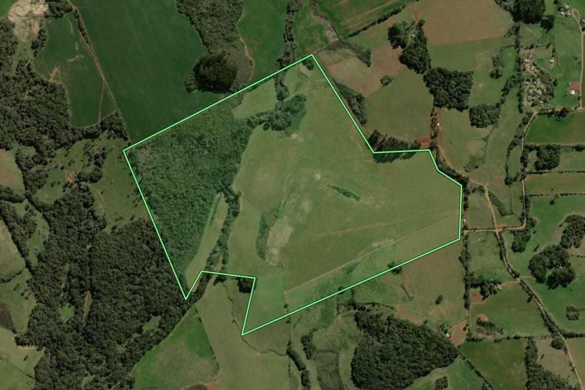 Imagem de satélite do imóvel rural em Espumoso (RS), com o contorno declarado no CAR desenhado por cima.
