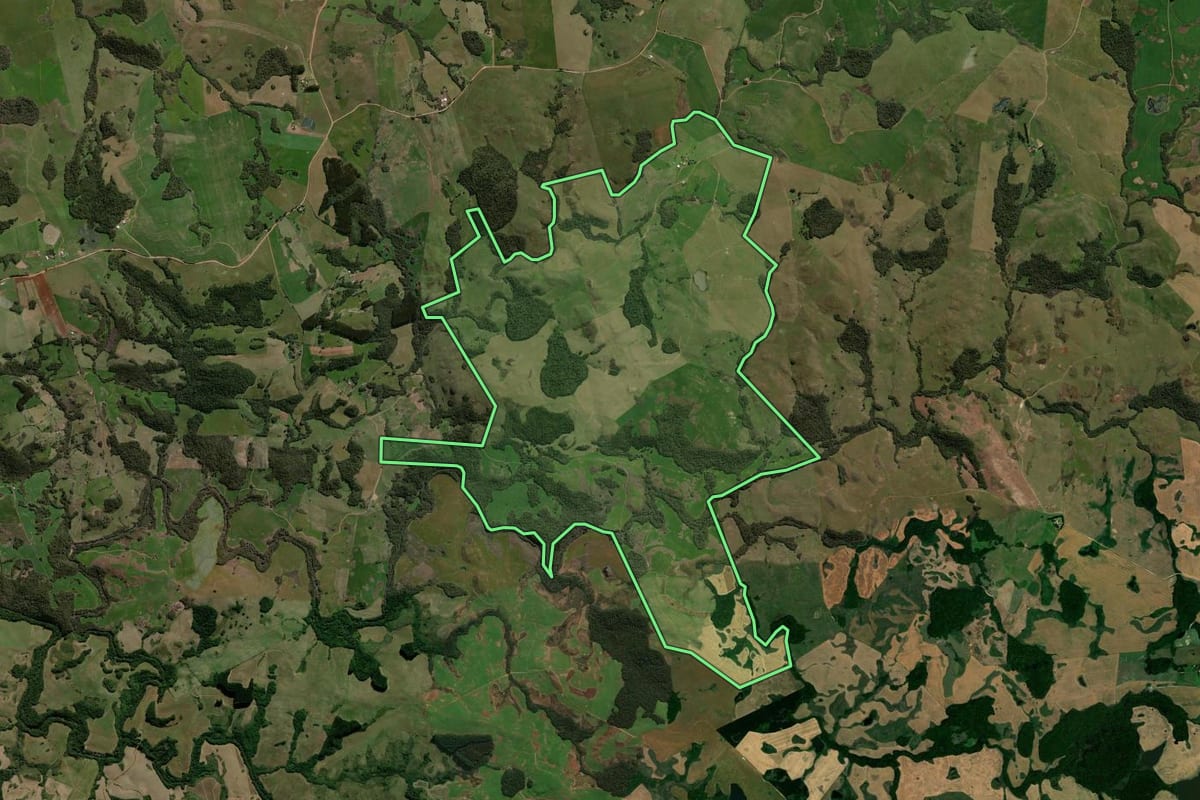 Imagem de satélite do imóvel rural em Espumoso (RS), com o contorno declarado no CAR desenhado por cima.