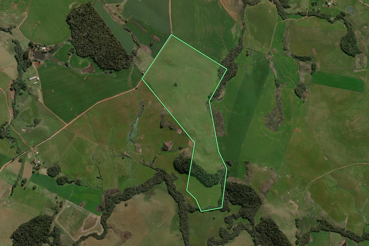 Imagem de satélite do imóvel rural em Espumoso (RS), com o contorno declarado no CAR desenhado por cima.