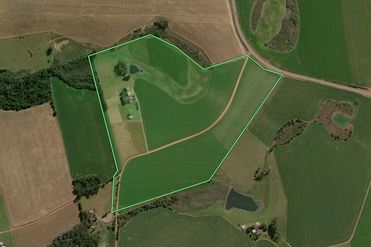 Imagem de satélite do imóvel rural em Espumoso (RS), com o contorno declarado no CAR desenhado por cima.