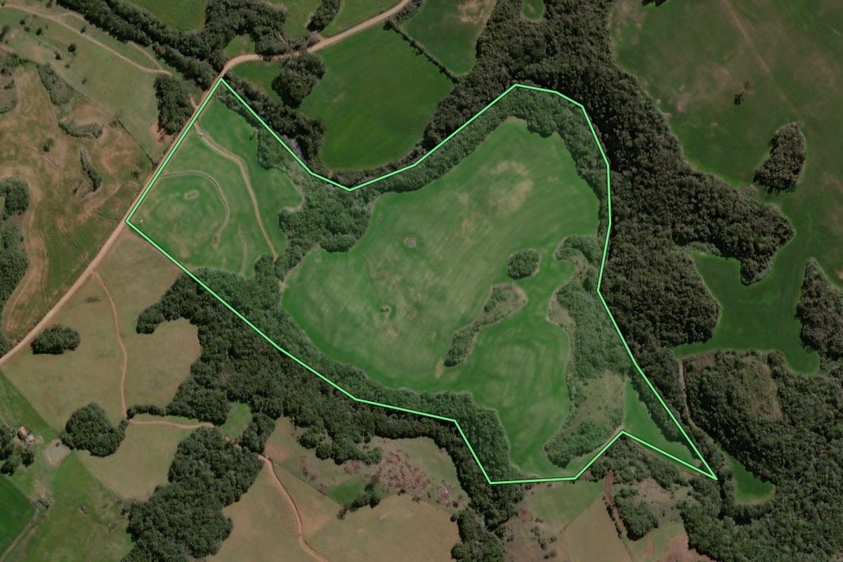 Imagem de satélite do imóvel rural em Espumoso (RS), com o contorno declarado no CAR desenhado por cima.