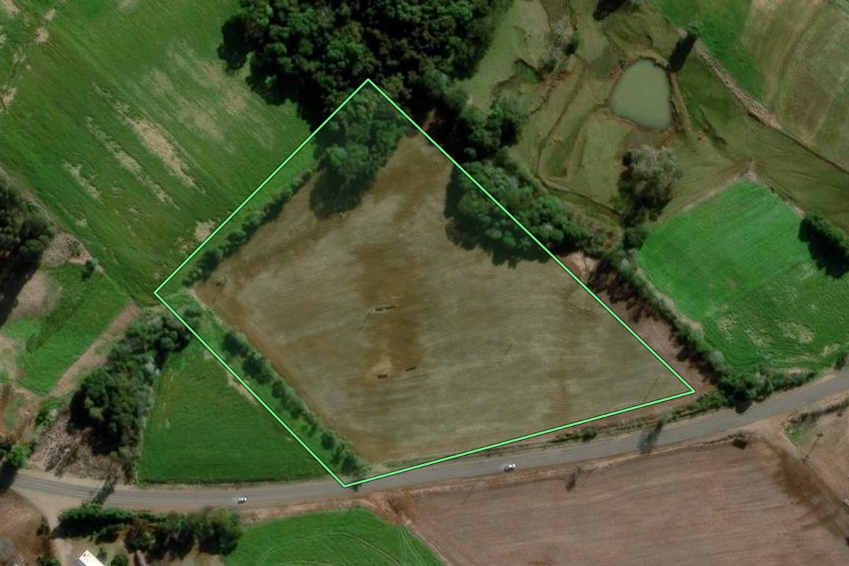 Imagem de satélite do imóvel rural em Estação (RS), com o contorno declarado no CAR desenhado por cima.