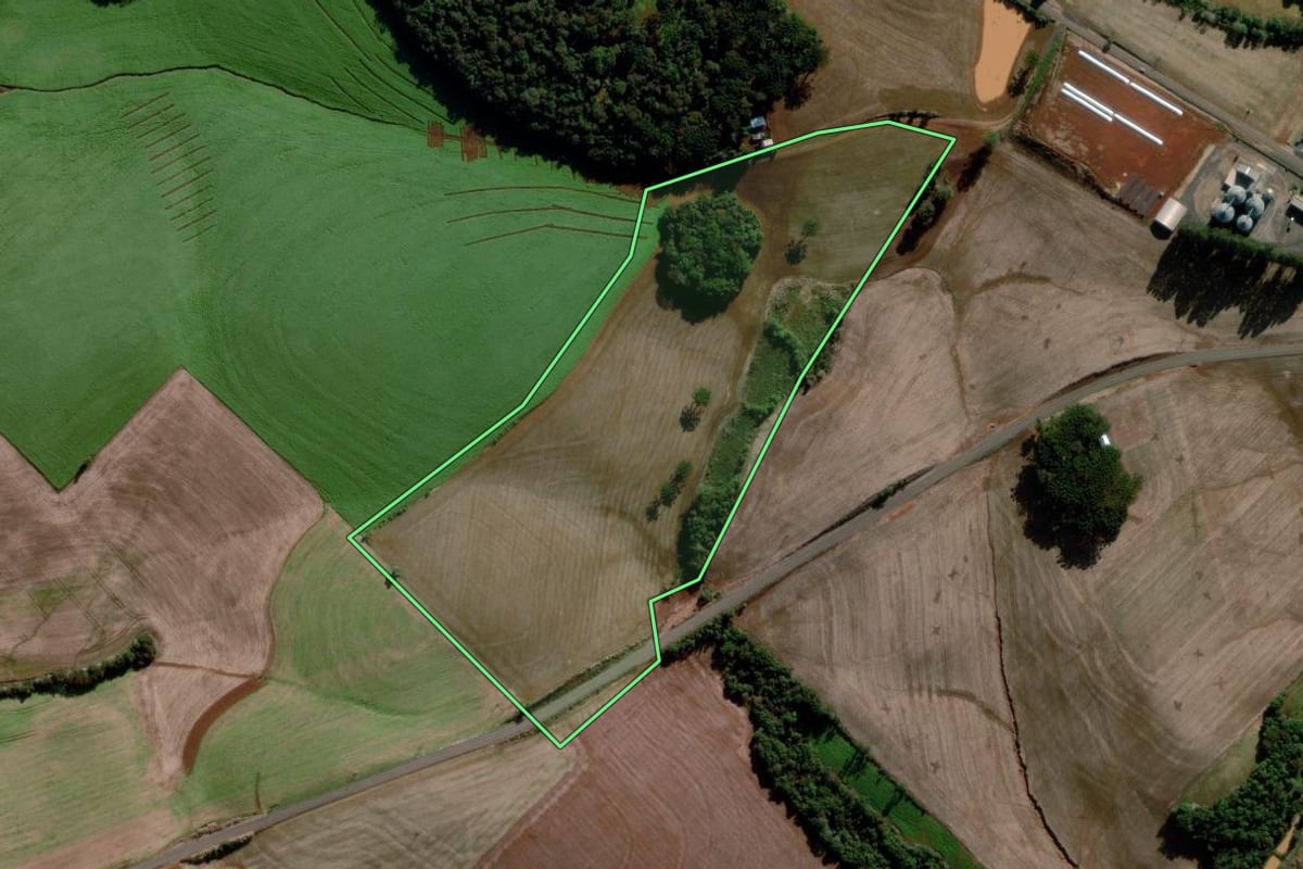 Imagem de satélite do imóvel rural em Estação (RS), com o contorno declarado no CAR desenhado por cima.