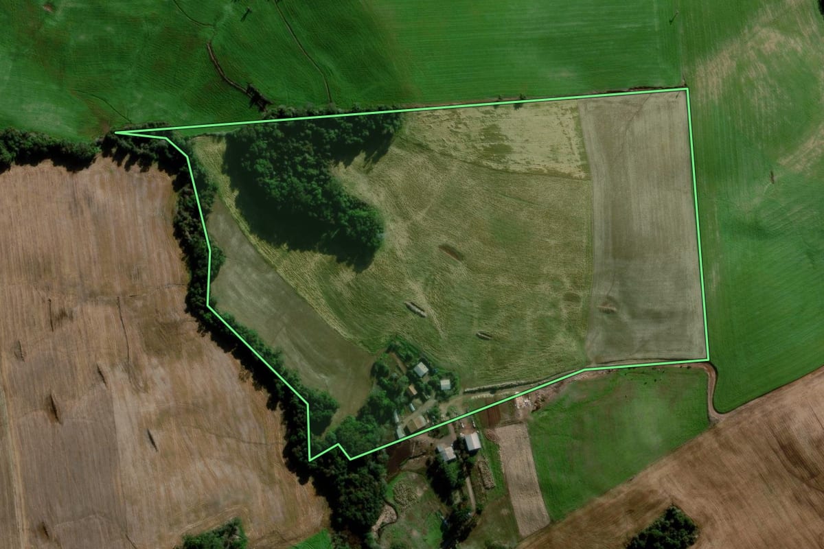 Imagem de satélite do imóvel rural em Estação (RS), com o contorno declarado no CAR desenhado por cima.