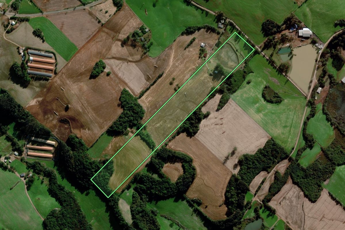 Imagem de satélite do imóvel rural em Estação (RS), com o contorno declarado no CAR desenhado por cima.