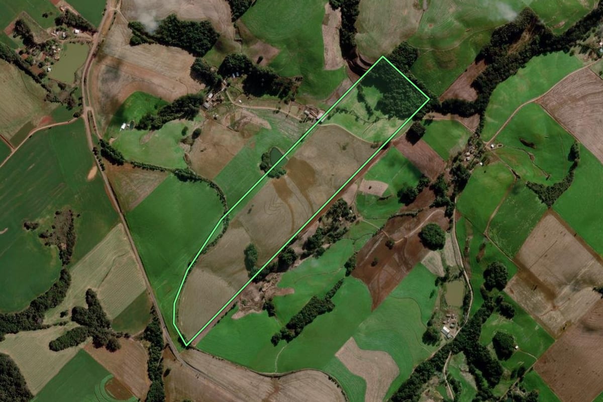Imagem de satélite do imóvel rural em Estação (RS), com o contorno declarado no CAR desenhado por cima.