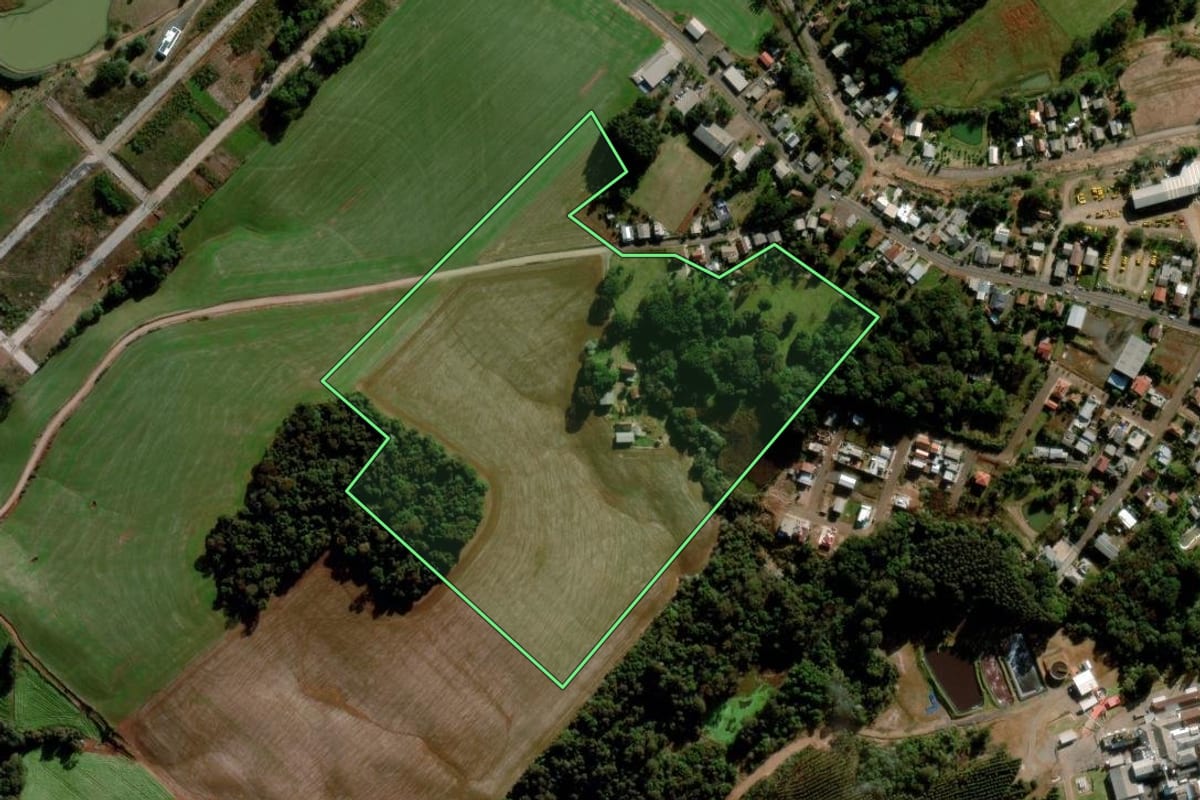 Imagem de satélite do imóvel rural em Estação (RS), com o contorno declarado no CAR desenhado por cima.