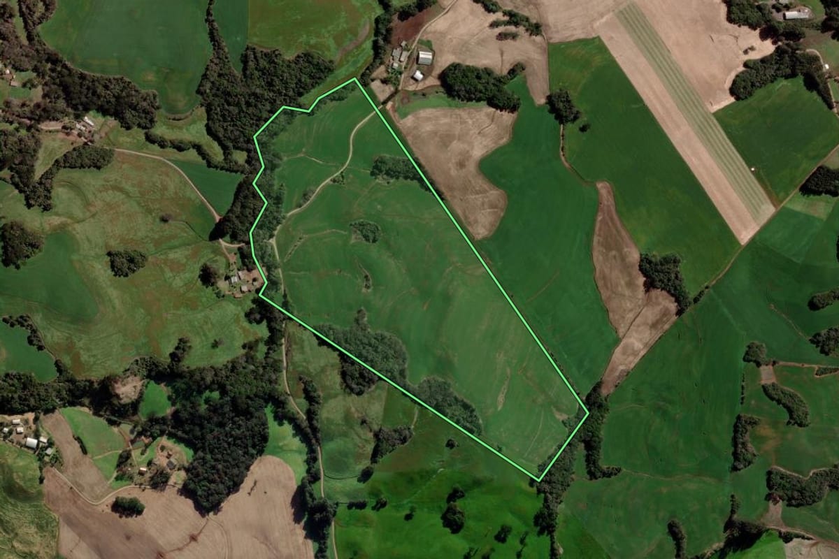 Imagem de satélite do imóvel rural em Estação (RS), com o contorno declarado no CAR desenhado por cima.