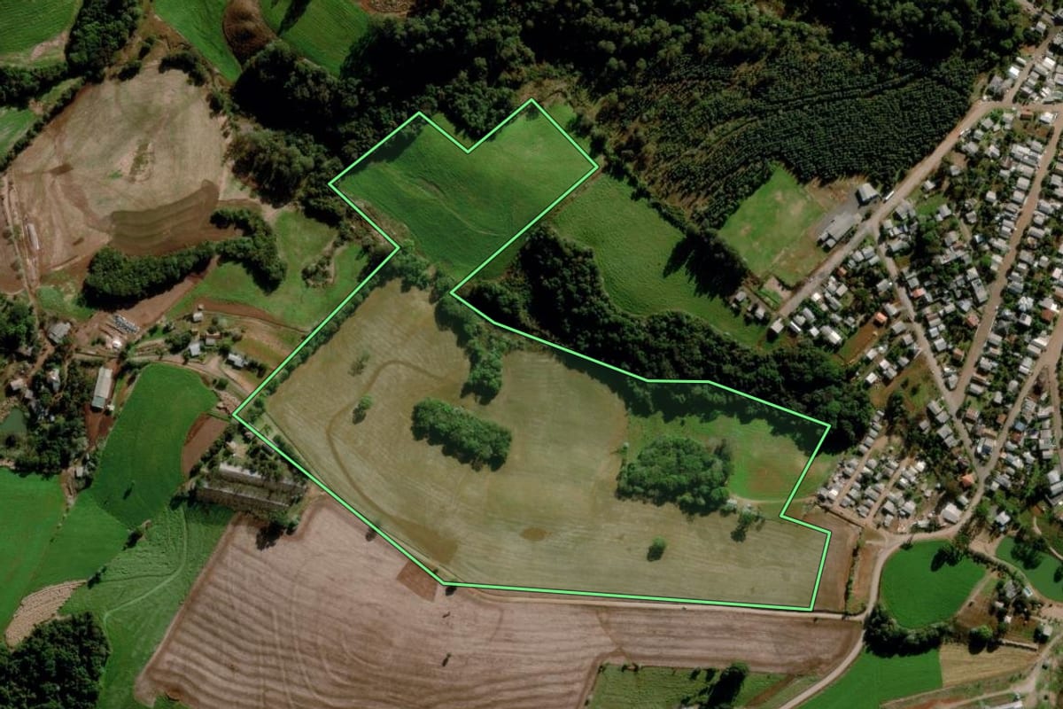 Imagem de satélite do imóvel rural em Estação (RS), com o contorno declarado no CAR desenhado por cima.