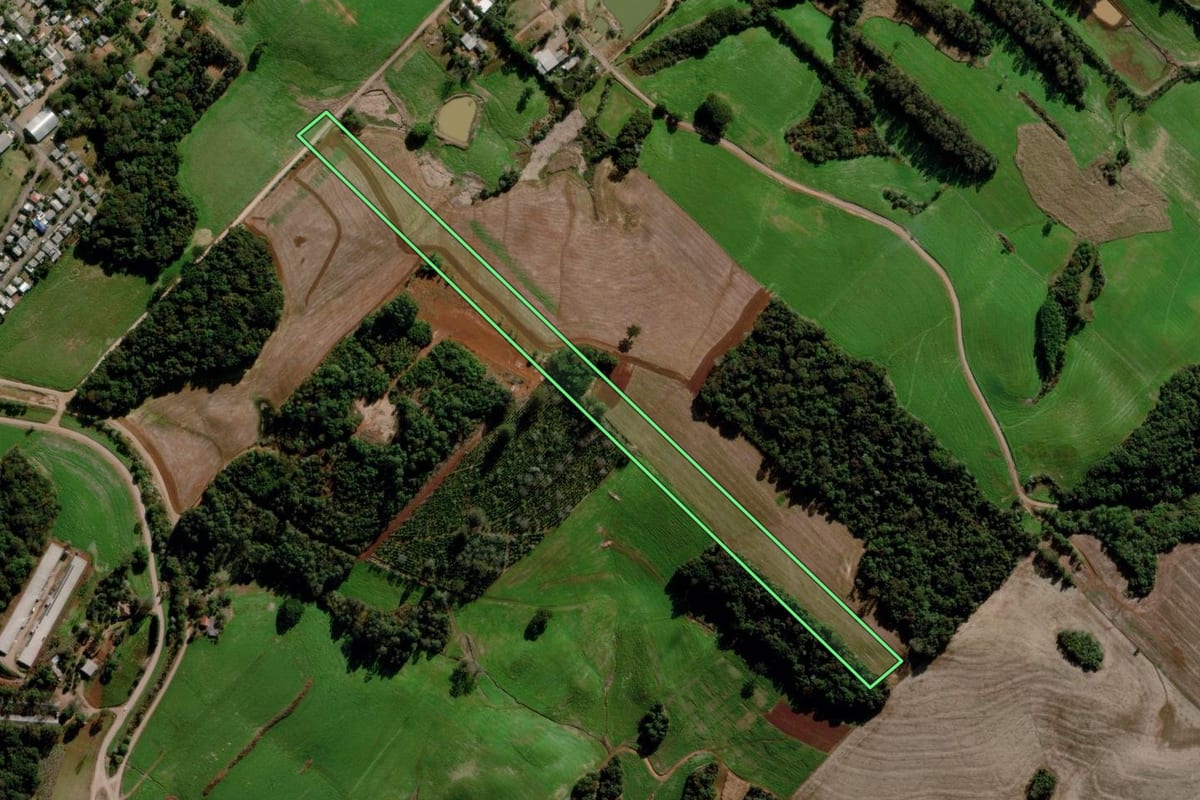 Imagem de satélite do imóvel rural em Estação (RS), com o contorno declarado no CAR desenhado por cima.