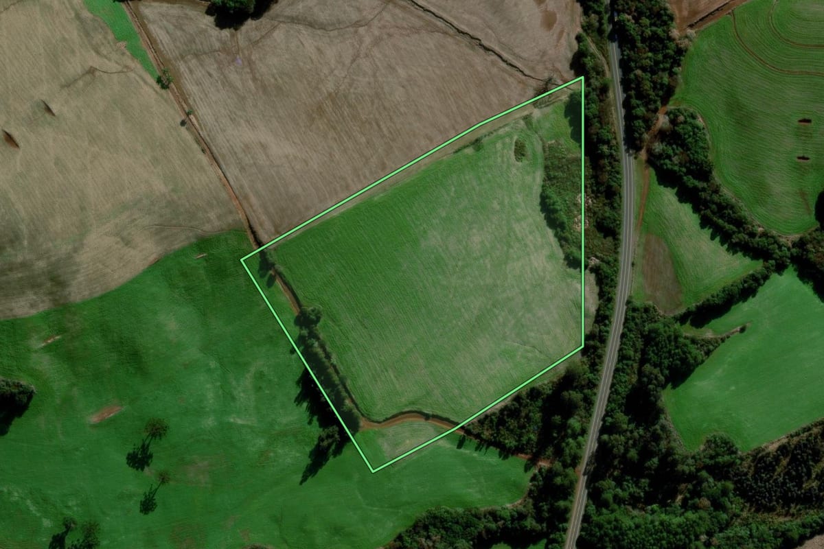 Imagem de satélite do imóvel rural em Estação (RS), com o contorno declarado no CAR desenhado por cima.