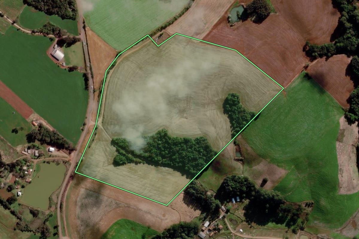 Imagem de satélite do imóvel rural em Estação (RS), com o contorno declarado no CAR desenhado por cima.