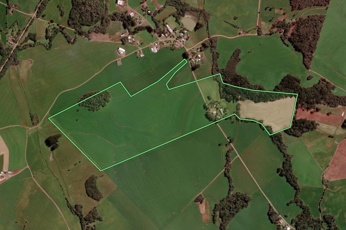Imagem de satélite do imóvel rural em Estação (RS), com o contorno declarado no CAR desenhado por cima.