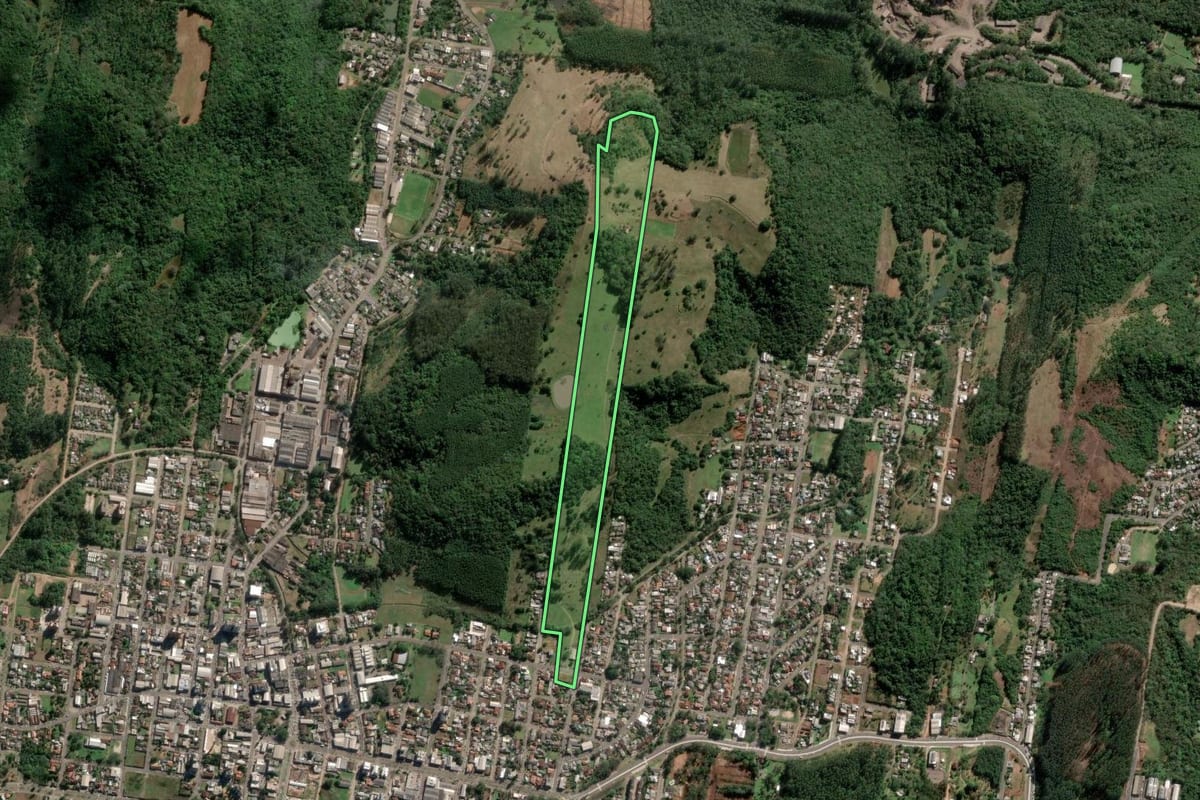 Imagem de satélite do imóvel rural em Estância Velha (RS), com o contorno declarado no CAR desenhado por cima.