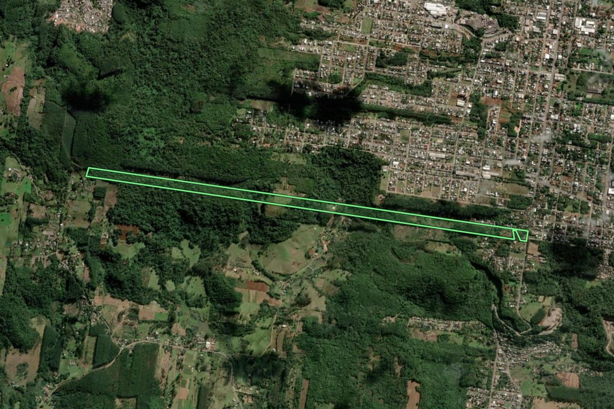 Imagem de satélite do imóvel rural em Estância Velha (RS), com o contorno declarado no CAR desenhado por cima.